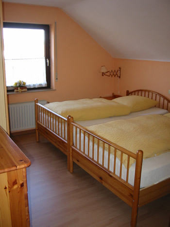 Schlafzimmer (Bettwäsche wird gestellt)